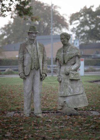 Téléchargez les photos : Les vieilles statues en béton devant une maison de retraite à Gedved, Danemark - en image libre de droit