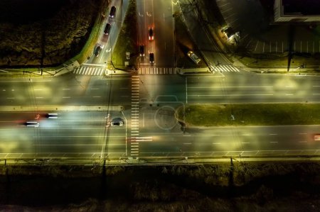 Foto de Una hermosa vista superior de las carreteras con una larga exposición de los coches que pasan - Imagen libre de derechos
