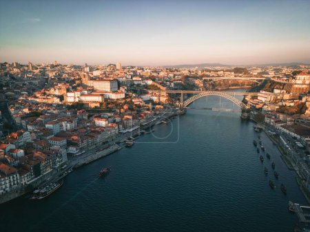 Téléchargez les photos : Vue aérienne du fleuve Douro qui traverse Porto, Portugal au coucher du soleil - en image libre de droit