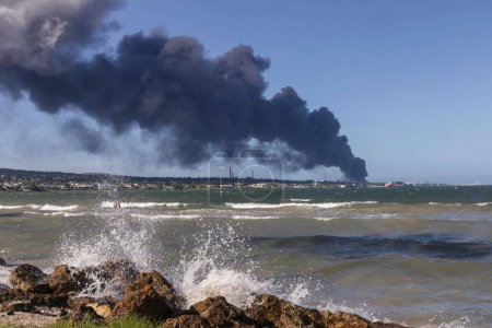 Foto de Un enorme fuego de tanques de combustible en el puerto de Matanzas, Cuba - Imagen libre de derechos