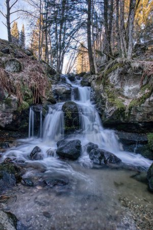 Téléchargez les photos : Une verticale de cascade Todtnau en Forêt Noire, Allemagne eau avec un effet d'exposition longue - en image libre de droit