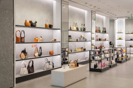 Téléchargez les photos : Une devanture de magasin de mode de luxe dans le centre commercial moderne - en image libre de droit