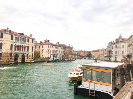 Téléchargez les photos : Une belle vue sur un canal de Venise avec des bâtiments typiques et Vaporettos - en image libre de droit