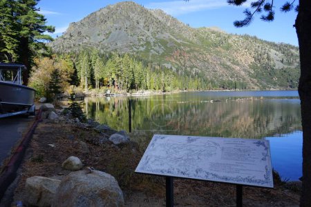 Téléchargez les photos : Une vue panoramique du lac Tahoe en Californie, États-Unis avec plaque d'information sur le rivage - en image libre de droit