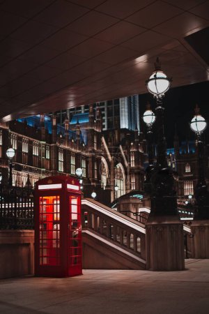 Téléchargez les photos : Une belle cabine téléphonique vue rapprochée à côté des escaliers avec de beaux lampadaires - en image libre de droit
