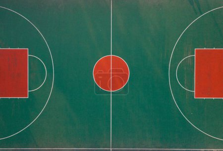 Téléchargez les photos : Vue aérienne d'un terrain de basket vide aux couleurs vert et rouge - en image libre de droit