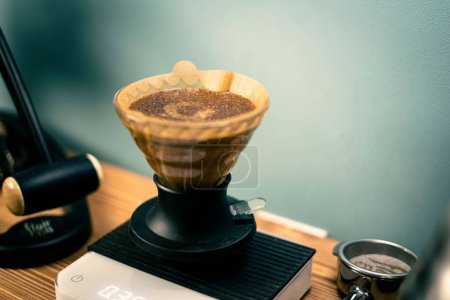 Foto de El gotero de inmersión Hario V60 prepara café sobre el fondo borroso - Imagen libre de derechos