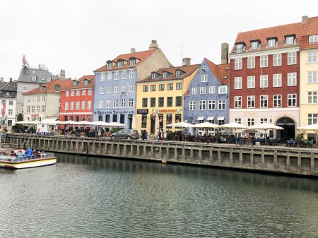 Téléchargez les photos : Une belle vue sur les bâtiments résidentiels colorés de Nyhavn à Copenhague - en image libre de droit