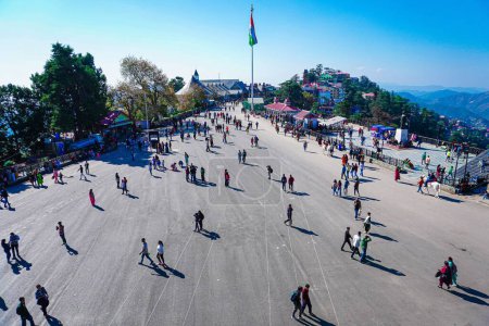Téléchargez les photos : Le groupe de personnes marchant sur la route du centre commercial à Shimla, en Inde - en image libre de droit