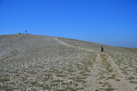 Foto de Un paisaje tranquilo y viajero solitario caminando sobre una colina - Imagen libre de derechos