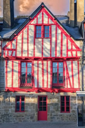 Téléchargez les photos : Vannes, belles vieilles maisons à colombages dans le centre médiéval, ville bretonne - en image libre de droit