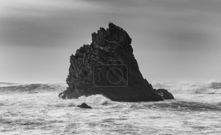 Foto de Un acantilado rocoso en el océano - Imagen libre de derechos