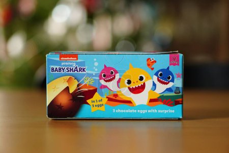 Foto de Un primer plano de un paquete de bocadillos de huevo de chocolate Nickelodeon Baby Shark - Imagen libre de derechos