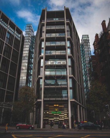 Téléchargez les photos : Un plan vertical du magasin Rolex dans un bâtiment moderne à Londres, en Angleterre - en image libre de droit