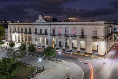 Foto de Una toma aérea del edificio del gobierno en el Parque La Libertad de Noche por la noche, Matanzas, Cuba - Imagen libre de derechos
