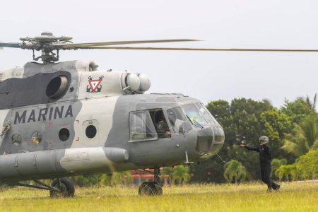 Foto de Un helicóptero de las fuerzas armadas de México apoya el fuego en Matanzas, Cuba - Imagen libre de derechos