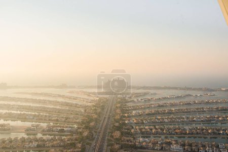 Téléchargez les photos : Un paysage urbain avec des bâtiments au lever du soleil brumeux - en image libre de droit