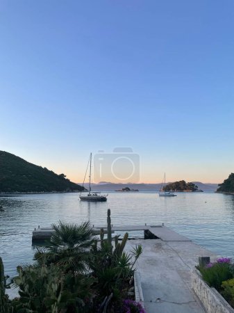 Foto de Esta es la vista de la isla Mljet desde el restaurante Konba Barba - Imagen libre de derechos