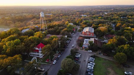 Téléchargez les photos : Une vue aérienne du Gruene Hall avec des bâtiments et des arbres à New Braunfels, Texas, États-Unis - en image libre de droit
