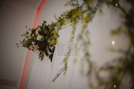 Téléchargez les photos : Un plan en angle bas du délicat bouquet de fleurs décorant la table de mariage sur le fond flou - en image libre de droit