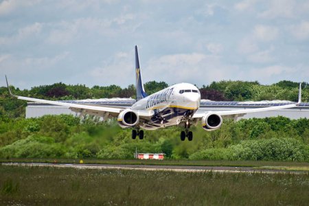 Foto de Un avión Ryanair Boeing B737-800 aterrizando en Hamburgo, Alemania - Imagen libre de derechos