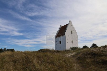 Téléchargez les photos : Vue sur le Den Tilsandede Kirke - un point de repère historique à Skagen, Danemark - en image libre de droit