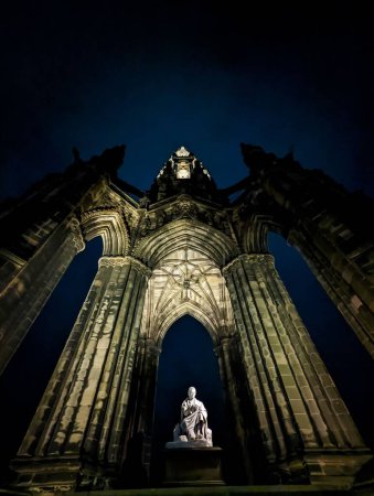 Foto de Un plano vertical del monumento de Scott es un monumento gótico victoriano al autor escocés Sir Walter Scott - Imagen libre de derechos