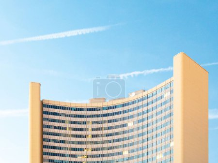 Téléchargez les photos : Le bâtiment des Nations Unies à Vienne, en Autriche, contre un ciel bleu par une journée ensoleillée - en image libre de droit