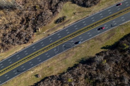 Foto de Una vista aérea de los coches en la carretera que atraviesa un pantano salado en Long Island - Imagen libre de derechos