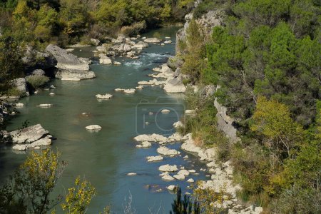 Foto de El hermoso paisaje del río Gallego en Mallos de Riglos en Huesca, Aragón, España - Imagen libre de derechos