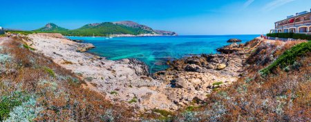 Téléchargez les photos : Une vue panoramique sur la plage de Cala Agulla par une journée ensoleillée à Majorque, Espagne - en image libre de droit