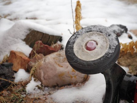 Téléchargez les photos : Gros plan d'un pneu couvert de neige à l'extérieur en hiver - en image libre de droit