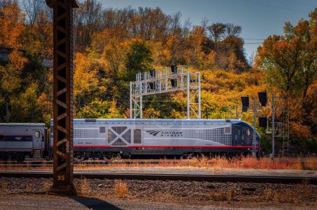 Téléchargez les photos : Un train Amtrak conduisant contre la forêt d'automne pittoresque de Kansas City, États-Unis - en image libre de droit
