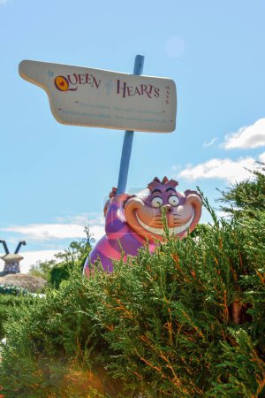 Foto de El gato de Cheshire "Alicia en el país de las maravillas" en el parque temático Disneyland en París, Francia - Imagen libre de derechos