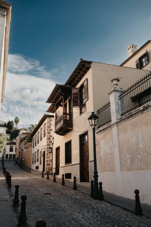 Téléchargez les photos : Vue verticale d'une route étroite entre des bâtiments résidentiels modernes à Tenerife, îles Canaries - en image libre de droit