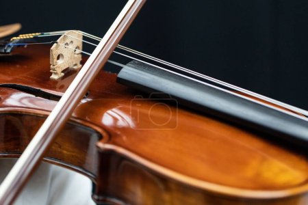 Foto de Un primer plano de una persona tocando en un violín - Imagen libre de derechos