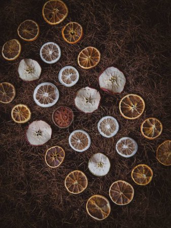 Foto de Diferentes naranjas secas en rodajas de forma creativa yuxtaposición - Imagen libre de derechos