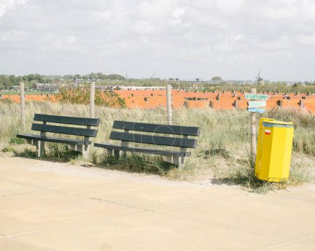 Téléchargez les photos : Un beau plan de deux bancs vides dans une campagne par une journée ensoleillée - en image libre de droit