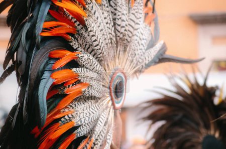 Foto de Un tocado con plumas de bailarinas aztecas en México - Imagen libre de derechos