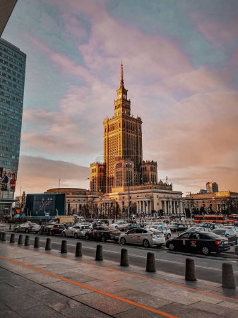 Téléchargez les photos : Un plan vertical du Palais de la Culture et de la Science à Varsovie Pologne contre le ciel rose - en image libre de droit
