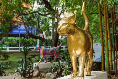 Una escultura de gato situada en un parque público de Santigo de Cali