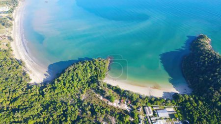 Téléchargez les photos : Un beau paysage d'une plage vide avec des forêts tropicales - en image libre de droit