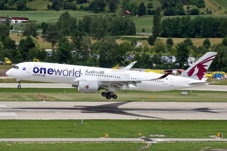 Téléchargez les photos : Un grand avion blanc Qatar Airways Airbus A350-900 atterrit à Zurich, en Suisse - en image libre de droit