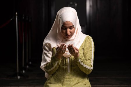Téléchargez les photos : Portrait d'une femme musulmane humble qui prie en paix dans une mosquée - en image libre de droit