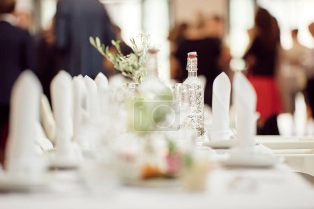 Téléchargez les photos : Un gros plan d'une table de mariage - en image libre de droit