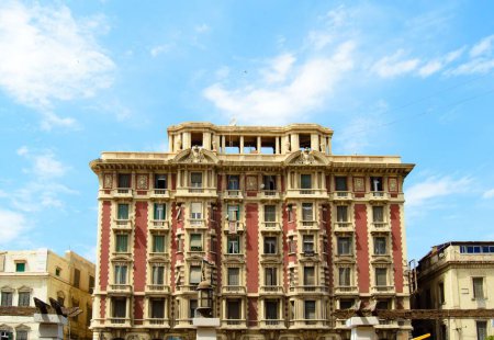 Téléchargez les photos : Un immeuble résidentiel avec balcons sous la lumière du soleil à Alexandrie, Egypte - en image libre de droit