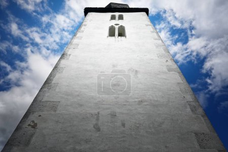 Téléchargez les photos : Un plan en angle bas de l'église du Saint-Esprit avec un ciel bleu nuageux en arrière-plan Zegre, Slovaquie - en image libre de droit