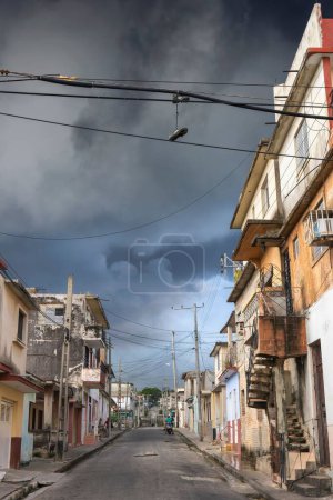 Téléchargez les photos : Vue du rideau de fumée de l'explosion des réservoirs de carburant à la base Matanzas Cuba Super conquérants - en image libre de droit