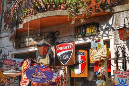 Foto de Una pequeña tienda de antigüedades con un balcón de madera y una vieja linterna sobre la entrada, Malcesine, Italia - Imagen libre de derechos