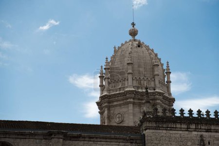 Foto de Un bajo ángulo de un monasterio de Jerónimos contra el cielo despejado - Imagen libre de derechos